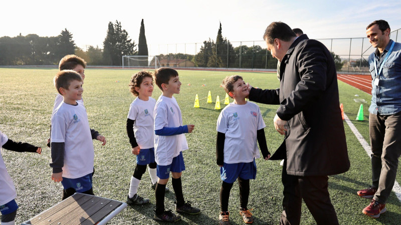 Başkan Balcıoğlu, Genç Sporculara Eşofman Takımı Dağıttı