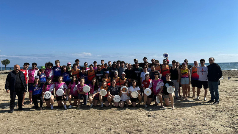 Gençler Firizbi ve Voleybol Alanında Yeteneklerini Sergiliyor