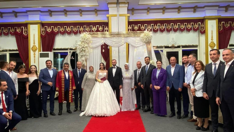 Sami Barlas, Mega Saray’da ki kızının düğününde , siyasetin önde gelen isimlerini misafir etti .