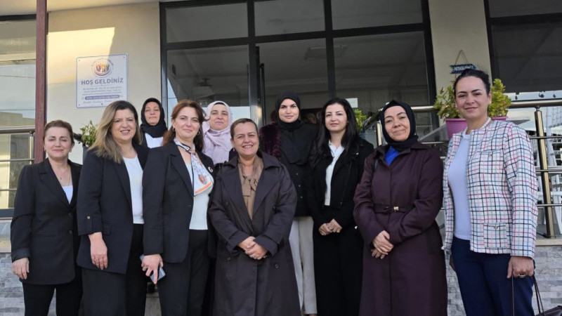 AK KADINLARDAN ÇANTA ZİYARETİ