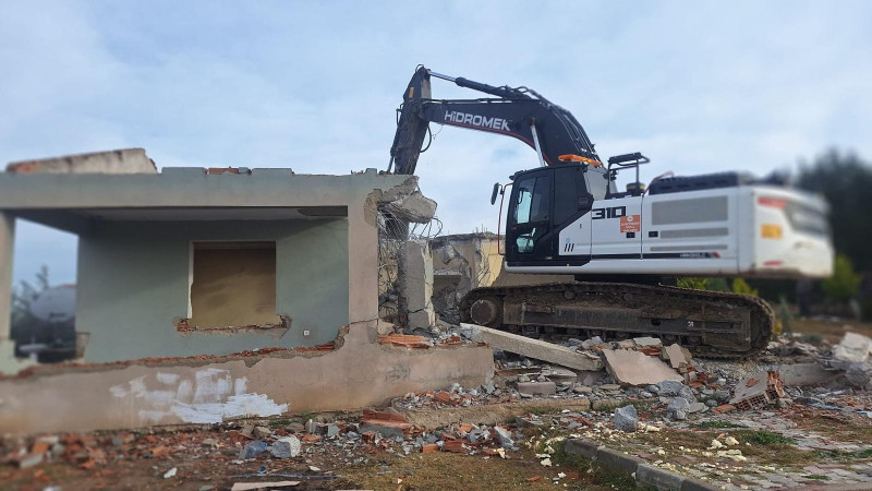 Silivri Belediyesi Çayırdere Mahallesi’nde Kaçak Yapıların Yıkımını Sürdürüyor