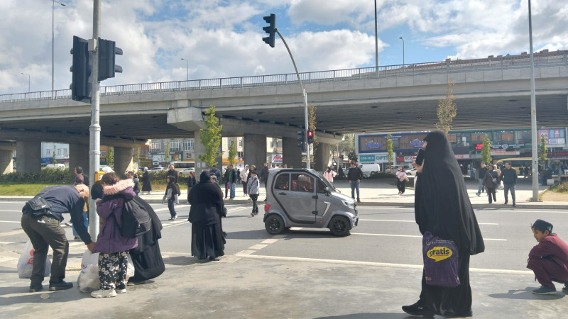 Silivri’de Tehlikeli Geçiş: Yayalar Kazaya Davetiye Çıkarıyor