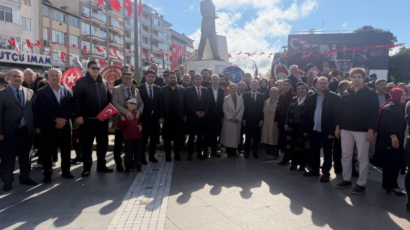 AK PARTİ CUMHURİYET BAYRAMI ÇELENK SUNMA TÖRENİ’NE TAM KADRO KATILDI