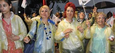 CHP'li Kadınlar Yağmura Aldırmadı